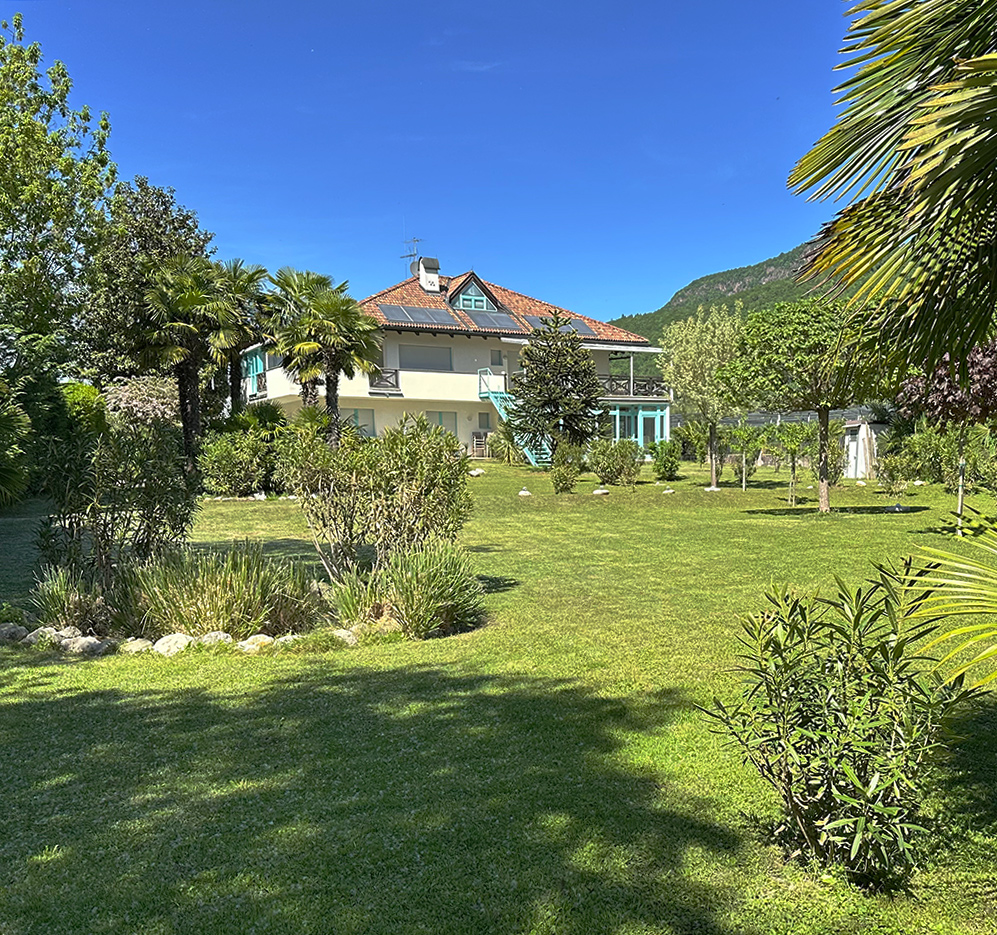 Außenansicht der Ferienwohnungen Seerose mit Garten und Bergkulisse