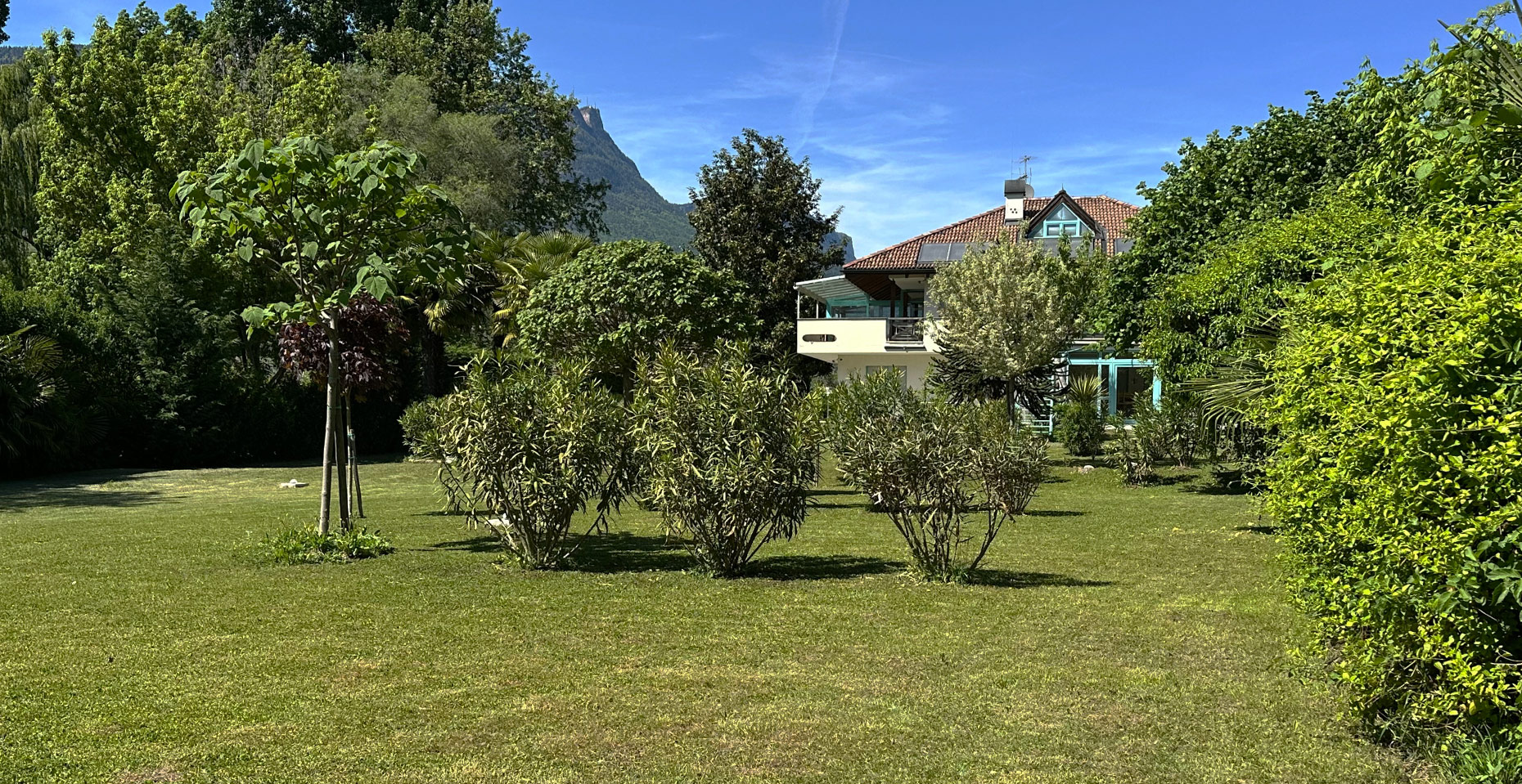 Garten der Seerose mit Blick auf das Haus und die Berge