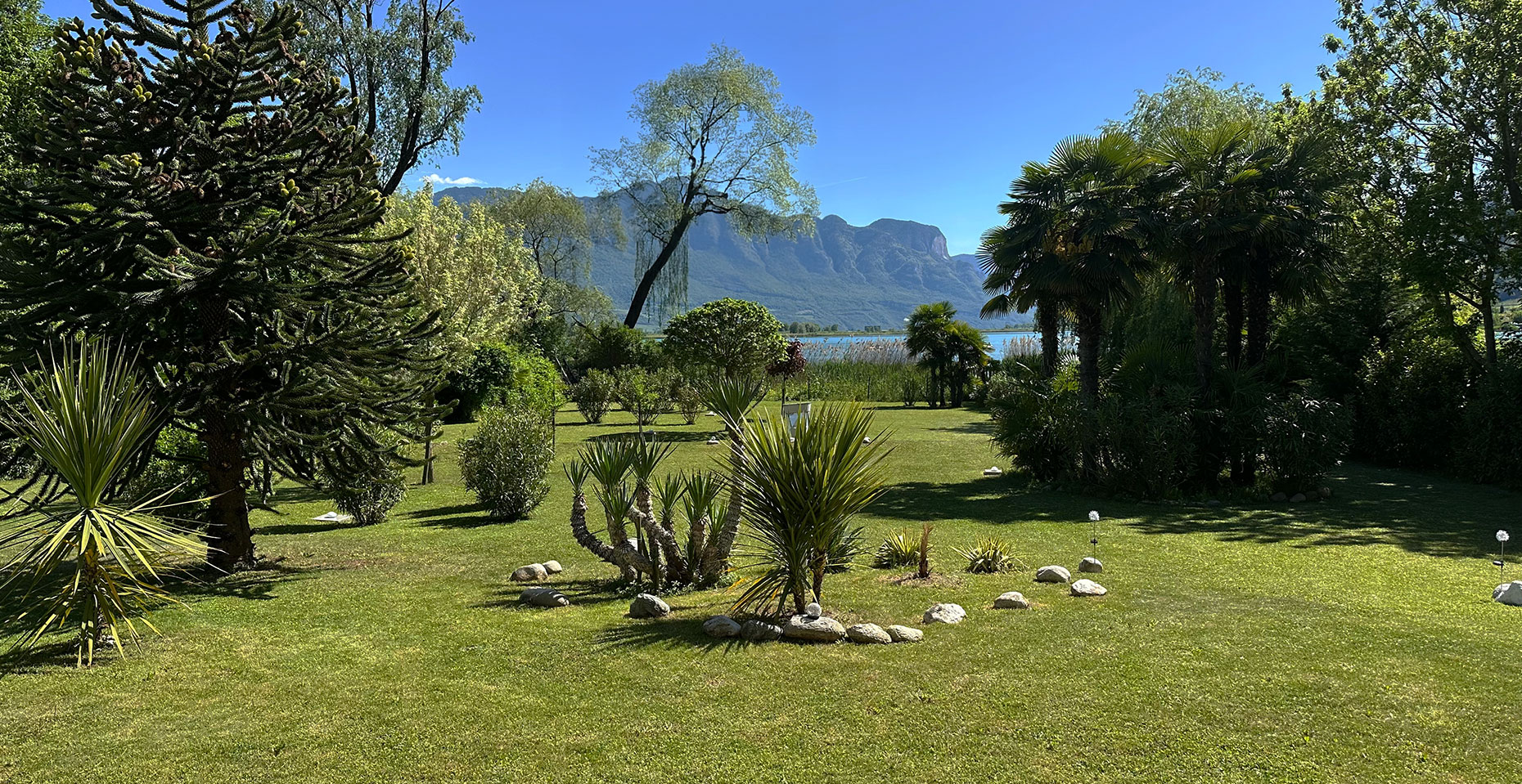 Gepflegter Garten der Seerose mit Blick auf den Kalterer See
